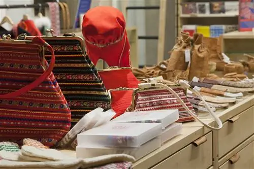 Магазин Duodji в Центре саамской культуры Сайос предлагает путешественникам всесторонний взгляд на традиционные саамские ремесла.