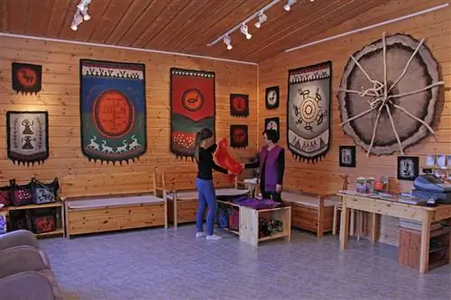 Кайя Палтто создает войлочные панно, шарфы и сумки в своей мастерской в Лемменйоки.