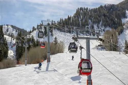 Приезжайте в Аспен в декабре после первого снегопада, чтобы покататься на лыжах без толпы.