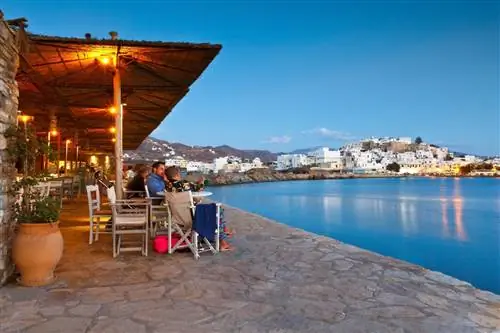 Посетите Грецию в марте, и вы, возможно, не проведете много времени в воде, но деревни окружены весенними цветами.