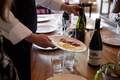 Бар à vins Verjus в Сан-Франциско, открытый в январе 2019 года, сразу же стал подсказкой благодаря своей карте натуральных вин, сезонным французским блюдам и стильному, но гостеприимному пространству.