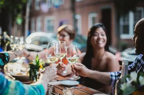 Популярная в Филадельфии таверна Good King, французское заведение в стиле бистро, известное своей доступной винной картой, в октябре откроет наверху специальный винный бар Le Caveau.