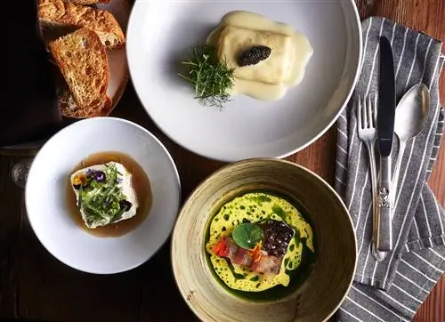 Бар New Orleans à vins/ресторан Saint-Germain сочетает в себе напитки с закусками из барного меню, полученными из французского дегустационного меню заведения.