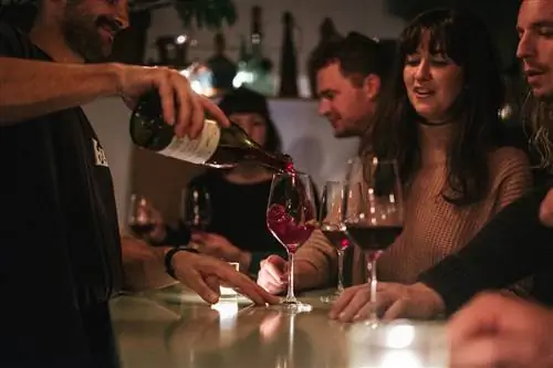 Оживленный бар Norman в Портленде предлагает постоянно меняющийся список из 30-35 натуральных вин на разлив каждый день.