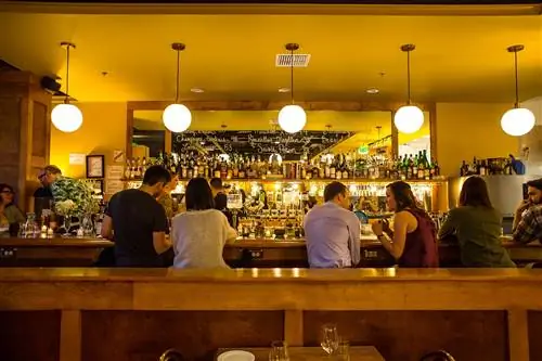 L’Oursin - это место, где в Сиэтле собираются натуральные вина на разлив и еда, которая может варьироваться от быстрых закусок из барного меню до дегустационного меню из пяти или семи блюд.