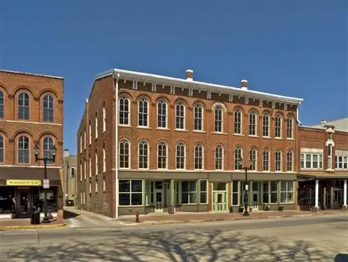 После того, как в 1869 году Белль Бэбб Мэнсфилд сдала экзамен на адвоката в здании Union Block в Маунт-Плезант, штат Айова, она стала первой женщиной-юристом в стране и сыграла активную роль в движении за избирательное право женщин.