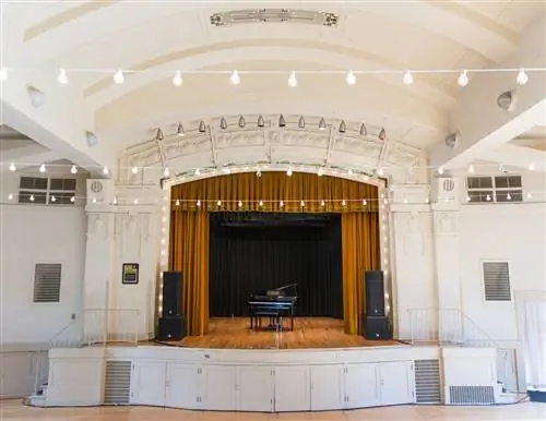 Женский литературный клуб (LLC) в Солт-Лейк-Сити, штат Юта, старейший женский клуб к западу от реки Миссисипи. Он был основан в 1877 году, задолго до того, как женщинам стали доступны академические возможности.