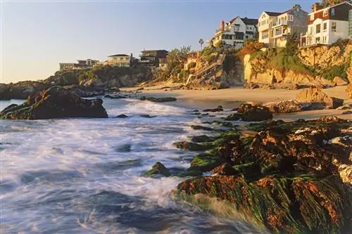 Благодаря своему расположению в глуши, Вудс-Коув - это в основном местный пляж.