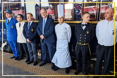Сотрудники Venice Simplon-Orient-Express выстраиваются в очередь, чтобы поприветствовать гостей при посадке в поезд.
