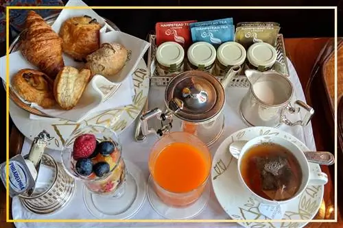 Завтрак на борту Venice Simplon-Orient-Express включает свежие фрукты, выпечку, чай или кофе и сок.