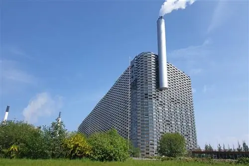 С левой стороны электростанции также есть вертикальная стена для скалолазания высотой 279 футов.