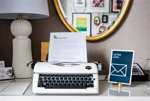 Писатель нашел время, чтобы напечатать письмо другу домой.