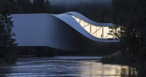 Новый художественный музей Норвегии превратился в извилистый мост над рекой