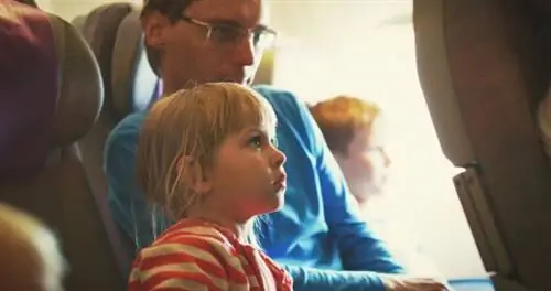 9 умных способов усадить вашу семью вместе в самолете
