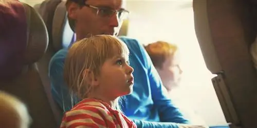 9 умных способов усадить вашу семью вместе в самолете