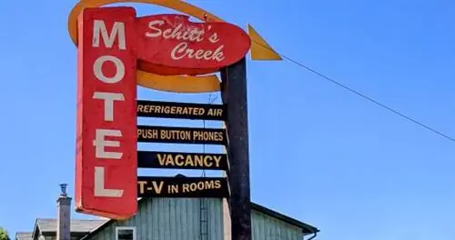 МОЙ БОГ! Вы можете посетить «Schitt’s Creek» в реальной жизни