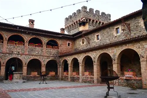 Винодельня Castello di Amorosa входит в число 17 виноделен, включенных в паспорт этой зимы.