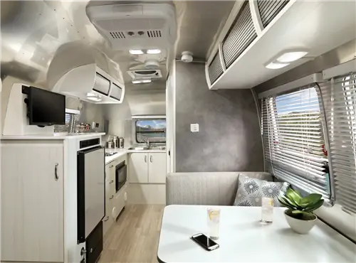 В Airstream Bambi ваша кухня и ванная будут с вами, куда бы вы ни пошли.