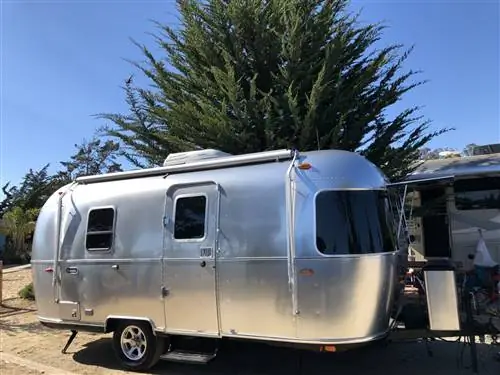 Трейлер Airstream Bambi припаркован в кемпинге KOA в Санта-Крус / Монтерей-Бей.