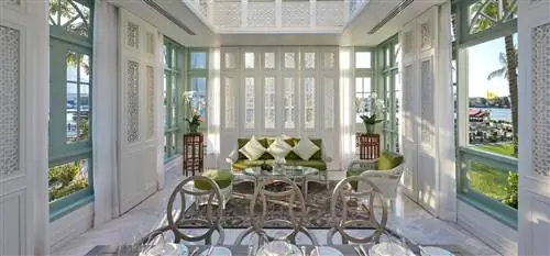 Из зимнего сада отеля Ambassador Suite открывается безмятежный вид на реку.