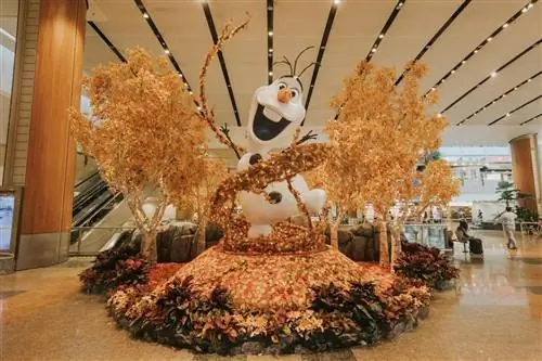 В Frozen Wonderland at Changi есть огромный Олаф.