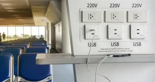Зарядка телефона в аэропорту
