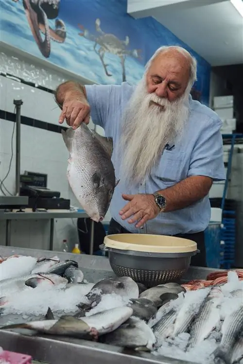 Шеф-повар Ури Джеремиас покупает рыбу на рынке Акко.