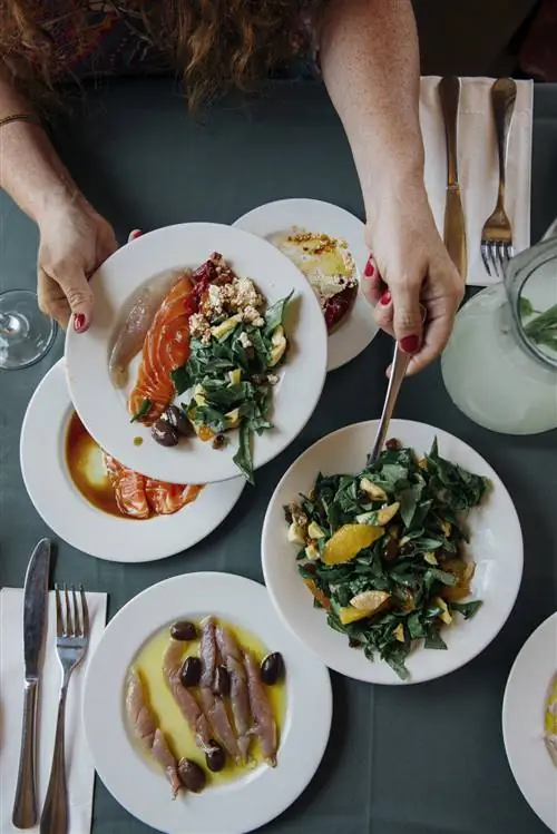 Сашими из лосося, салат из шпината с цитрусовыми и свежие анчоусы в ресторане Uri Buri
