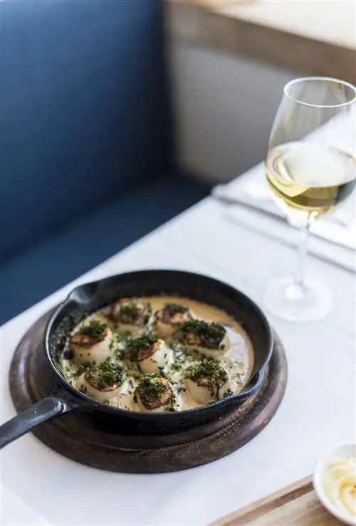 Морские гребешки в сливочно-имбирном соусе в ресторане Uri Buri