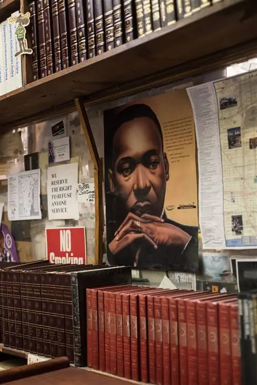 John K. King Used & Rare Books может похвастаться более чем миллионом книг и специализируется на первых изданиях и редких изданиях.