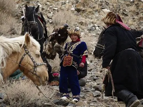 Охота на орлов в последнее время стала более популярной среди женщин и молодых девушек.