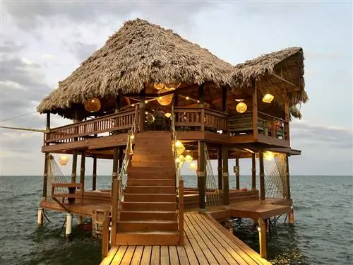 В надводном баре Big Dock Ceviche на Jaguar Reef в Хопкинсе каждую субботу подают закуски, напитки и живую музыку в исполнении местных артистов.