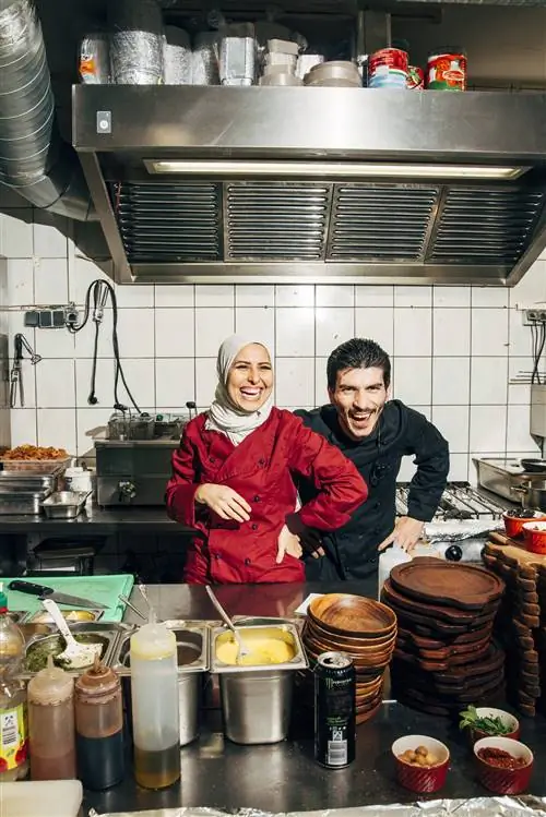 Сирийский шеф-повар и телеведущий Малаке Джазмати (слева) переехал в Берлин в 2015 году после того, как бежал от гражданской войны в Сирии, чтобы жить в Иордании. Она открыла одноименный ресторан, чтобы успокоить тоскующих по дому сирийцев и познакомить любопытных немцев с продуктами, на которых она выросла.