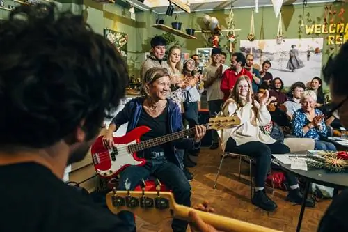 Каждые две недели старые и новые берлинцы собираются на вечер открытой музыки в кафе Refugio в Нойкёльне.