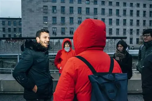 Во время своих двухчасовых экскурсий по городу Хешам Моадамани рассказывает историю своего путешествия из Сирии в Берлин.