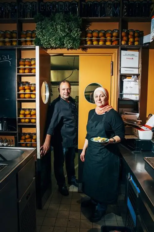 В Kreuzberger Himmel иммигранты, такие как шеф-повар Отман Ачити (слева) и шеф-кондитер Алаа аль Аккад, подают фирменные блюда из своих стран.