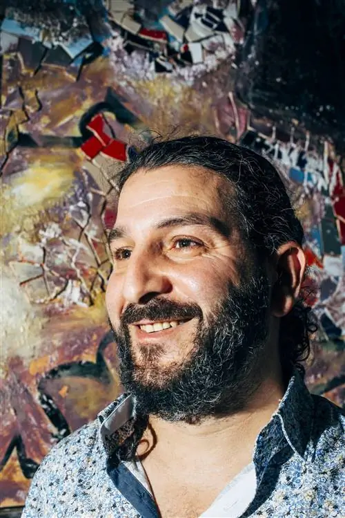 Когда он впервые приехал в Берлин, сирийский художник Анвар Аль Атраш обнаружил, что галереи хотят назвать его «художником-беженцем». «Я художник, - говорит он. «Я прибыл сюда как беженец. Но это сделано».