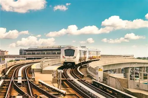 AirTrain в JFK соединяет путешественников с общественным транспортом.