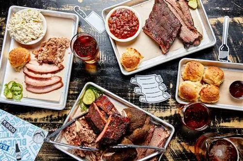 Некоторые из лучших ресторанов в JFK находятся в Терминале 4, в том числе Blue Smoke on the Road Дэнни Мейера, где подают барбекю.