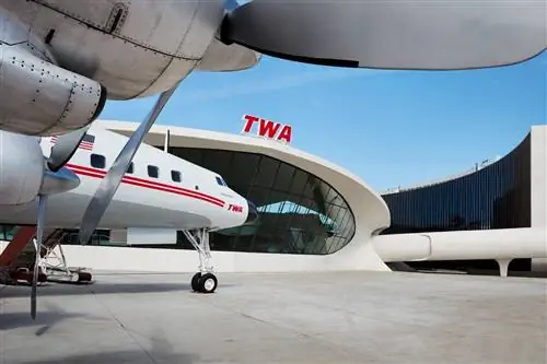 Самолет Lockheed Constellation Connie 1958 года выпуска отеля TWA превратился в коктейль-бар.