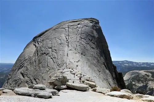 Четыре с половиной месяца в году система тросов позволяет неальпинистам достичь вершины Half Dome.