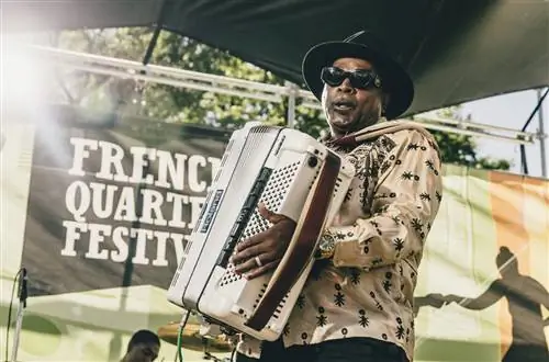 Исполнитель на фестивале French Quarter в 2018 г.