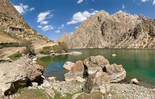 Ландшафт Таджикистана на 93 процента покрыт горными хребтами, в том числе Фанскими горами, которые в основном расположены в северной части Согдийской области.