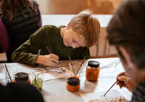 В круизе по реке Рона дети могут проводить меньше времени перед экранами и больше заниматься творчеством, например рисованием.