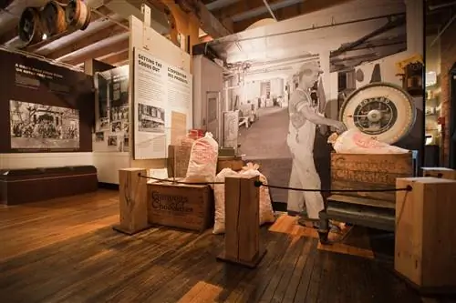 Совершите экскурсию по музею шоколада Ganong Bros., старейшей кондитерской компании Канады.