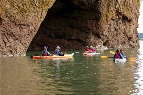 Компания Outfitter Red Rock Adventure предлагает туры на каяках по многочисленным морским пещерам Сент-Мартинса.