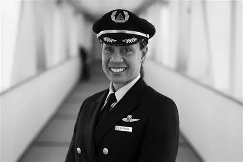 Стефани Джонсон стала первой афроамериканкой-пилотом Northwest в 1997 году.