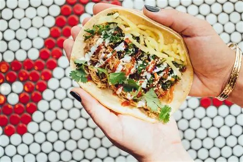 В TaKorean тако подаются с начинкой из свинины босам, говядины булгоги и многого другого.