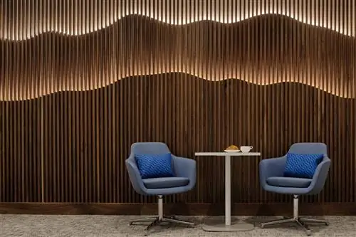Деревянные панели в новом лаундже LAX Centurion Lounge вдохновлены силуэтом Голливудских холмов.