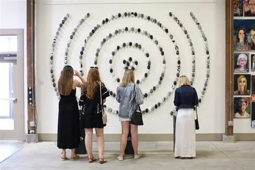 В Лейк-Сити в Южной Каролине проходит ежегодный весенний конкурс ArtFields, в рамках которого местные площадки выставляют более 400 произведений искусства с денежными призами для региональных художников.